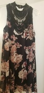 Gorgeous lace details floral dress new condition